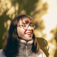 微笑的年轻女性头像