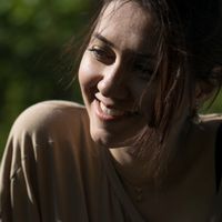 微笑女性的特写头像
